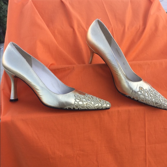 Stuart Weitzman Dress Pump - Picture 4 of 8